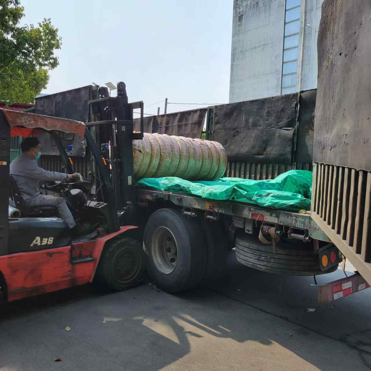 Kliyan an prepare epi transpòte machandiz yo
